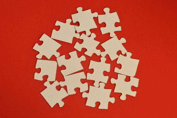 چرا حسادت و تردید در روابط عاشقانه رخ می‌دهند؟ (19 نکته)